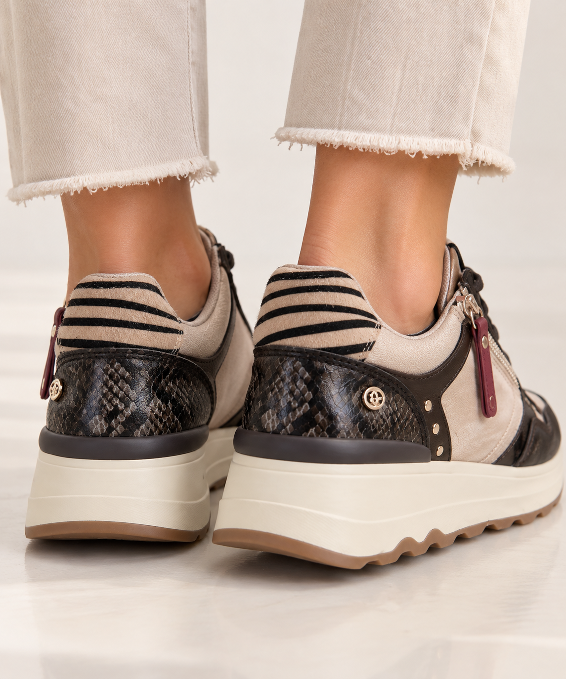 Zapatilla Carmela Beige Marrón - Imagen 4
