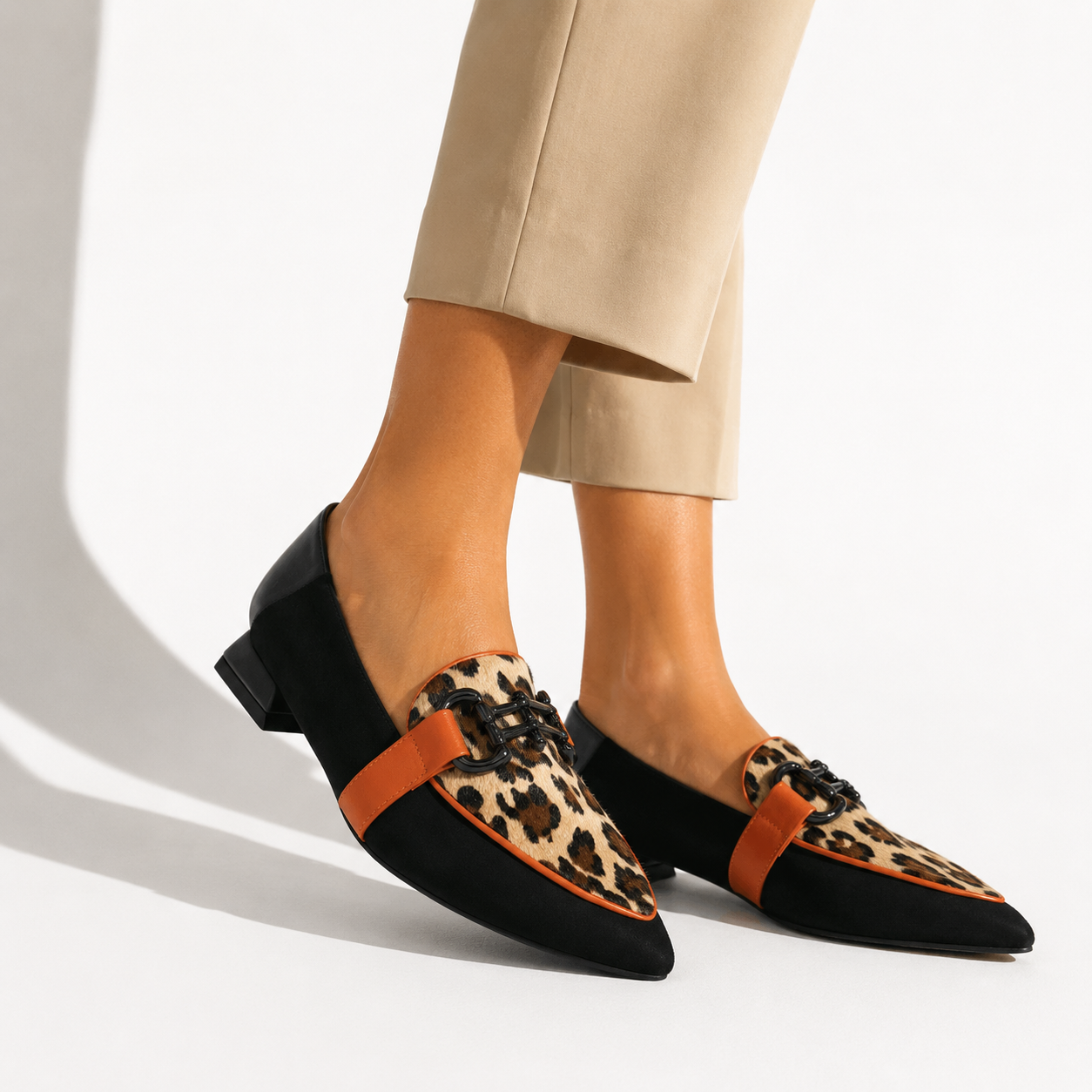 Mocasín Azarey Negro y Animal Print - Imagen 2