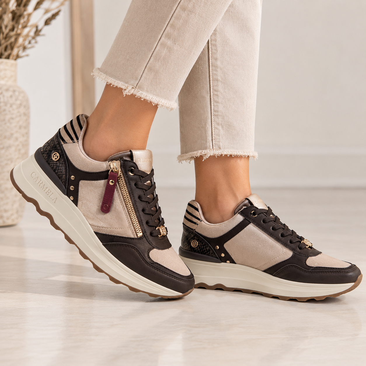 Zapatilla Carmela Beige Marrón - Imagen 2